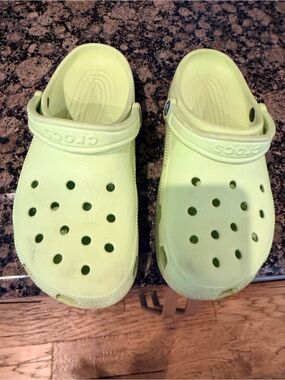 Crocs Classic Clog in Neon Yellow-Green